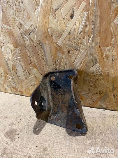 Кронштейн крепление балки правый Volkswagen Polo