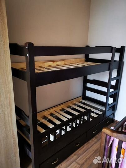 Детская двухъярусная кровать из массива