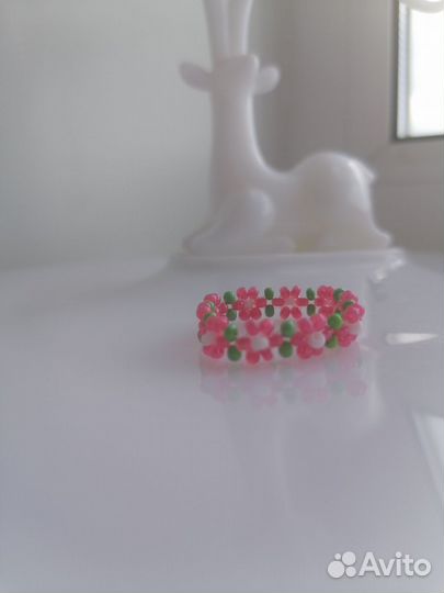 Кольцо с цветочками из бисера