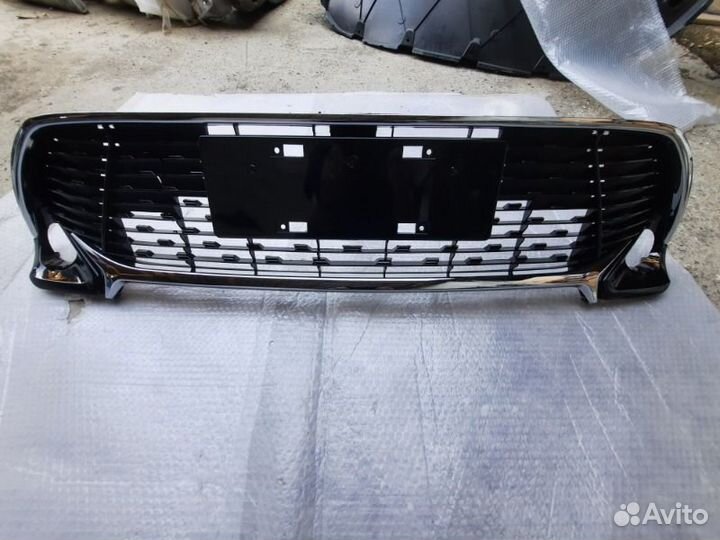 Решетка в бампер передняя Toyota Camry V55