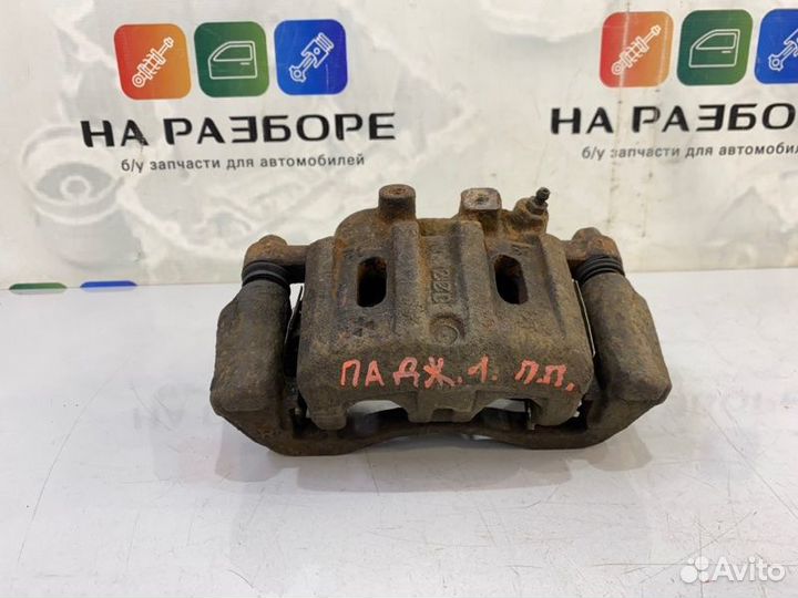 Суппорт передний правый Mitsubishi Pajero V32 6G72