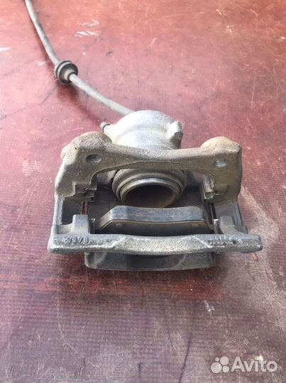 Суппорт передний левый Renault Duster