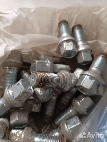 Болт колëсный