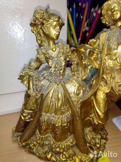 Красивая статуэтка