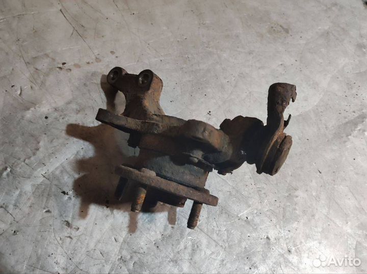 Кулак передний правый Toyota Avensis Verso 2001