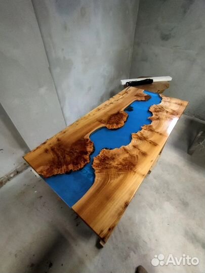 Стол река из массива и эпоксидной смолы