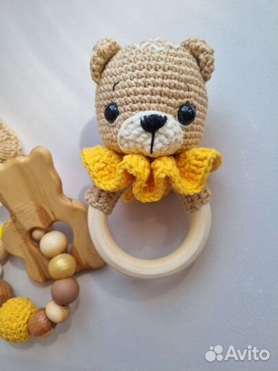 Набор на выписку Погремушка Пинетки