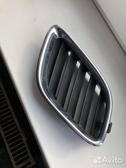 Ноздря решетки радиатора правая