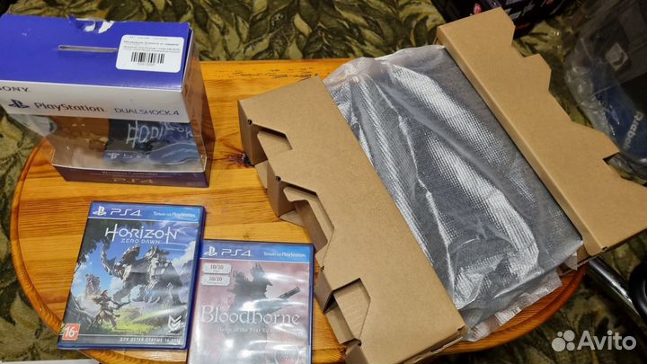 PS4 pro 1tb 2-а геймпада и 2-е игры