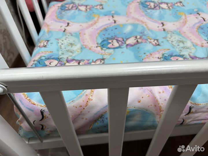 Детская кроватка с маятником