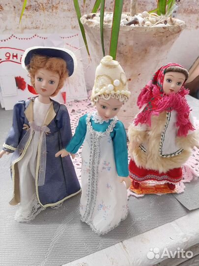 Кукла фарфоровая