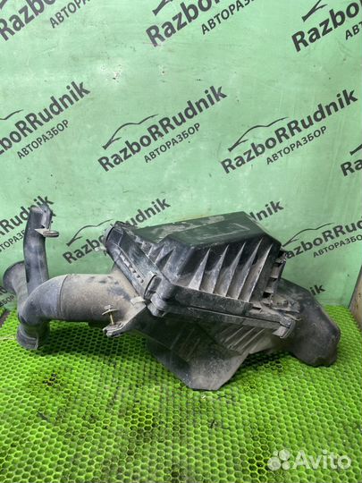 Корпус воздушного фильтра Nissan Tino