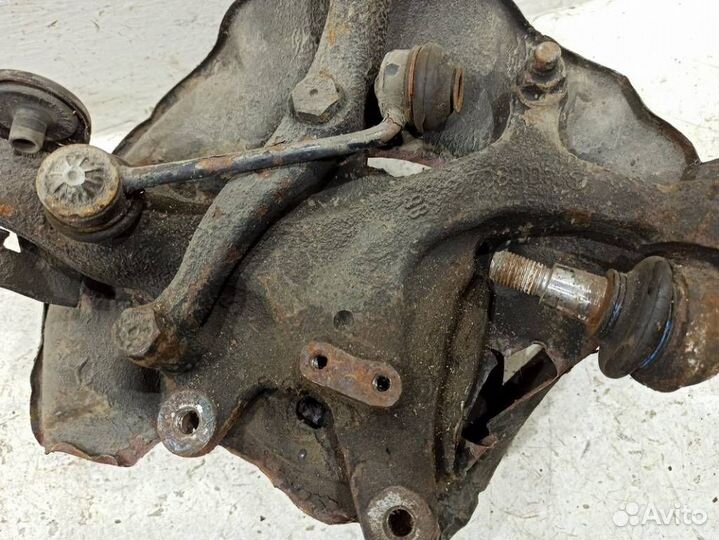 Кулак передний правый A1403320802