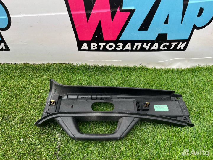 Обшивка центральной стойки правая Jeep Wrangler JL