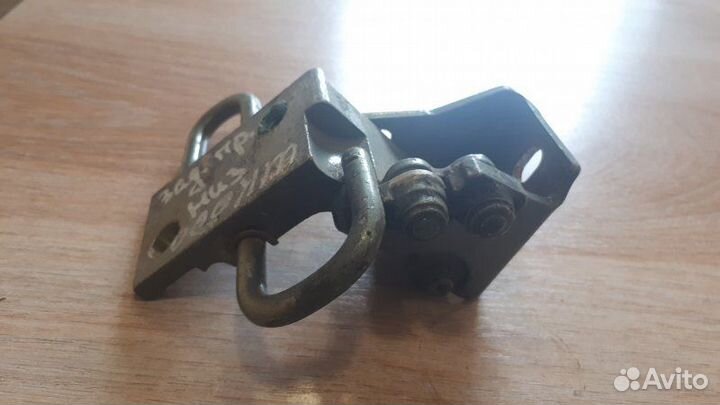 Петля двери нижняя правая Skoda Octavia Tour