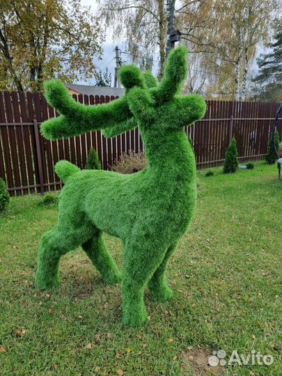 Садовая фигура оленя