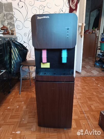 Кулер для воды напольный