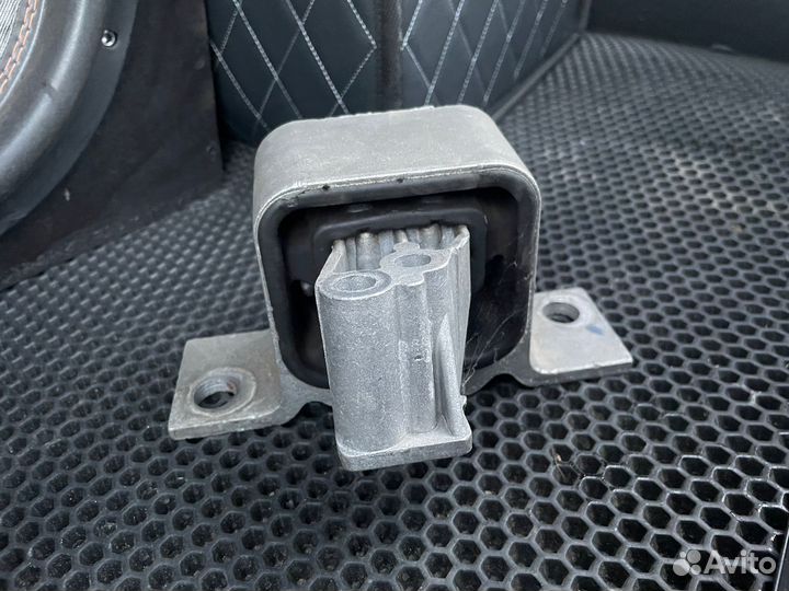 Правая подушка двигателя Веста