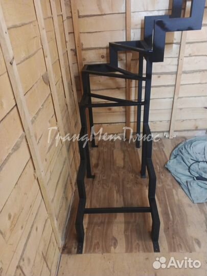 Лестница из металла в дом