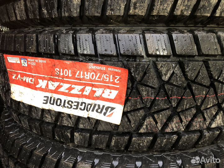 Bridgestone Blizzak DM-V2 215/70 R17