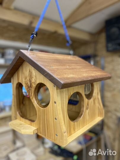 Кормушка для птиц и белок из дерева