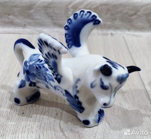 Посуда и фигурки гжель