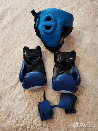 Шлем, боксерские перчатки, бинты
