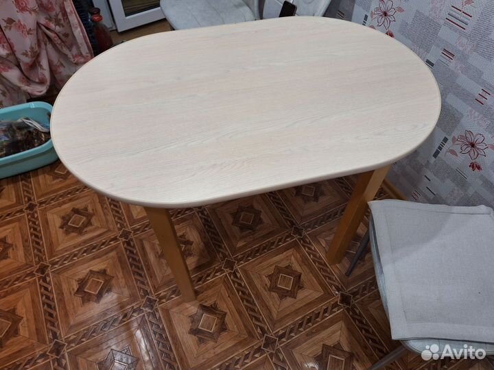 Стол кухонный