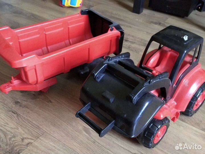 Трактор с прицепом и ковшом