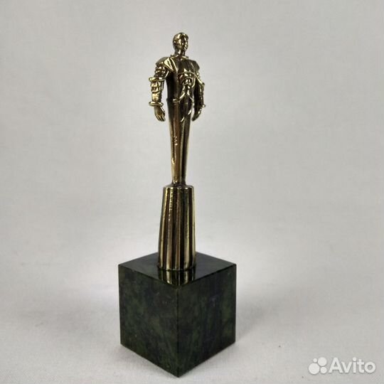 Копия памятник Ю.А. Гагарин бпрнеза