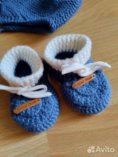 Чепчик и пинетки ручной работы