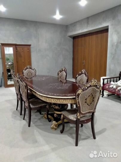 Столы и стулья красиво