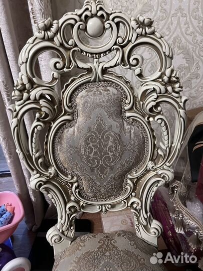 Стол и стулья