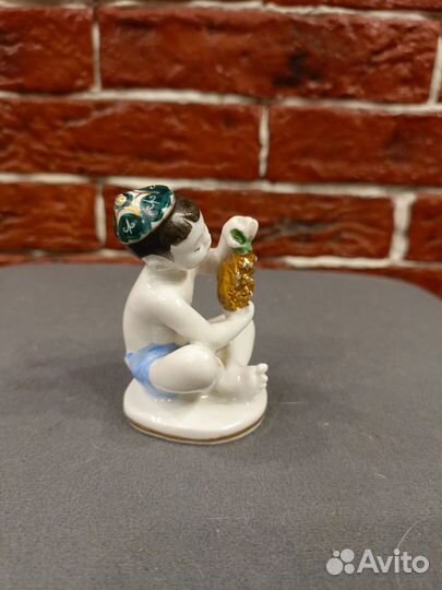 Фарфоровые статуэтки (узбек с виноградом, лфз)