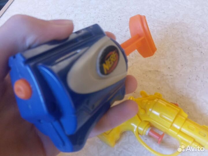 Водные пистолеты и шумелка на велосипед