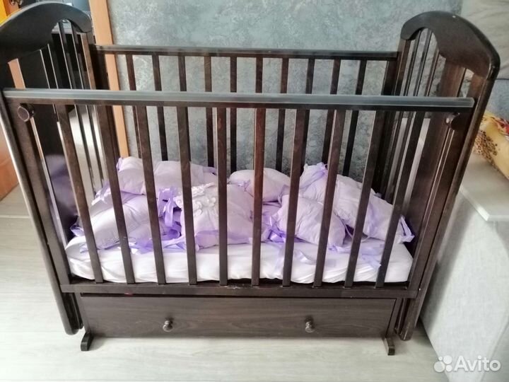 Детская кроватка с маятником и ящиком