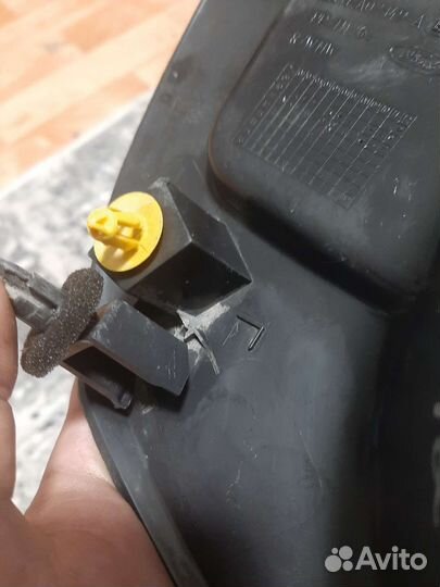 Нижняя накладка под торпедо для ручки капота