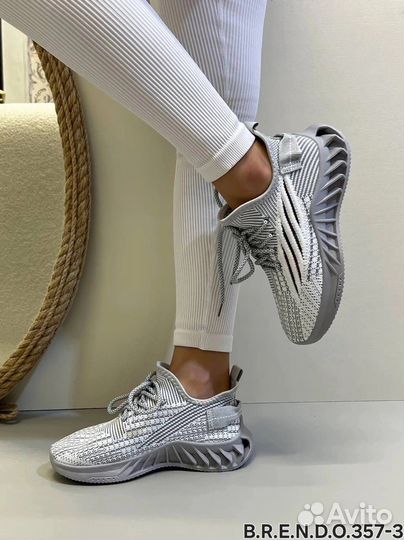 Кроссовки женские