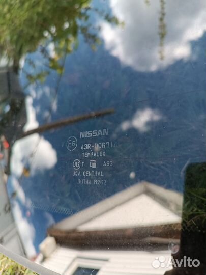 Продам заднее стекло (крышка багажника) ниссан жук