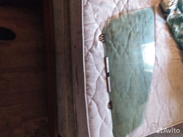 Стекло переднее правое на тойота wish 2004