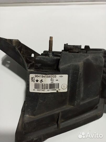 Фара противотуманная левая Peugeot 407 2005