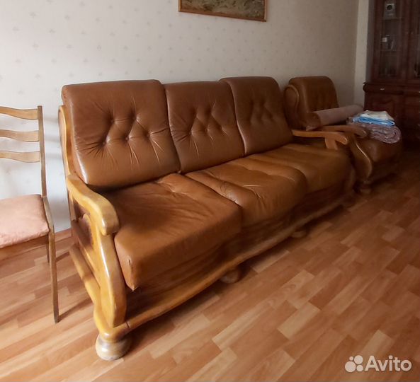 Кожаный диван