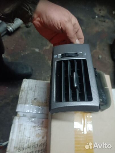 Левый дифлектор воздуха Nissan Tiida С11