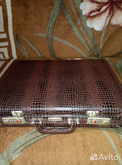 Набор столовых приборов в чемодане