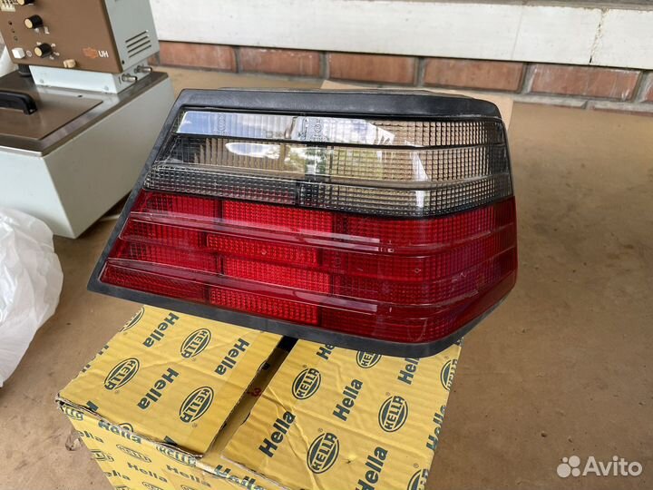 Стекло заднего фонаря правого Mercedes-Benz W124