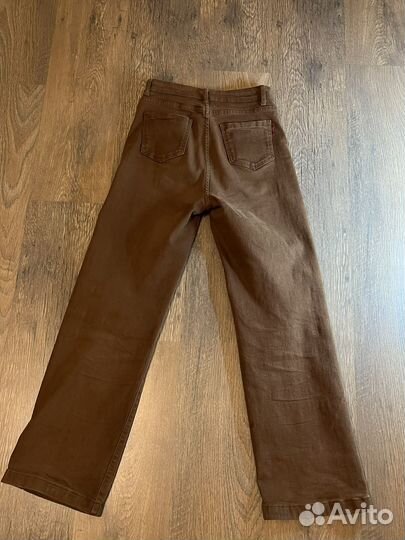 Коричневые прямые джинсы
