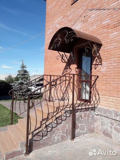 Балясины кованные, козырек над дверью