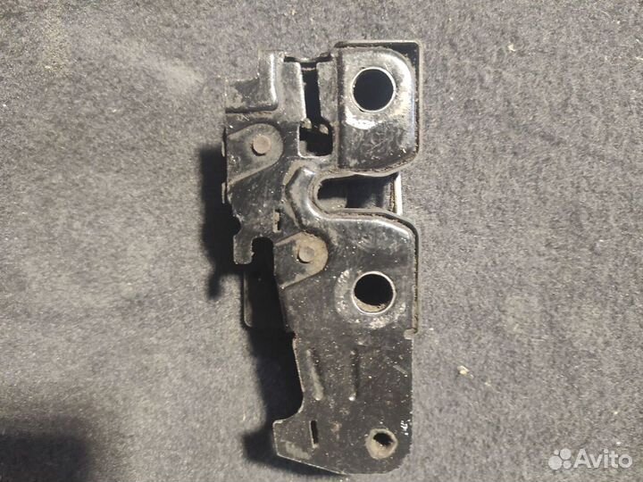 Замок капота Фольксваген Джетта 5 Гольф