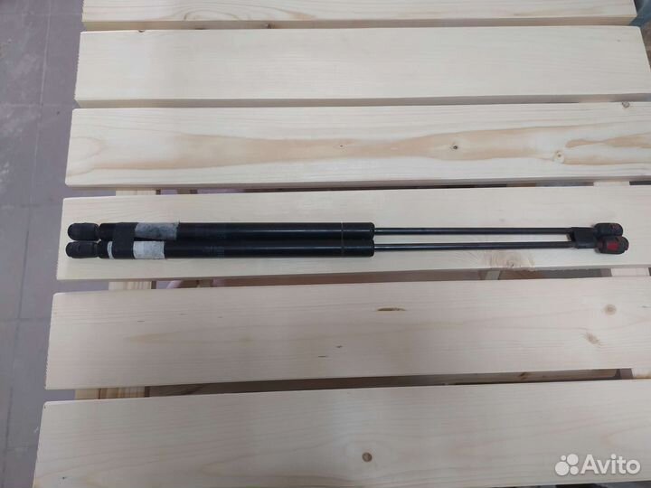 Газовые упоры багажника Мицубиси Каризма