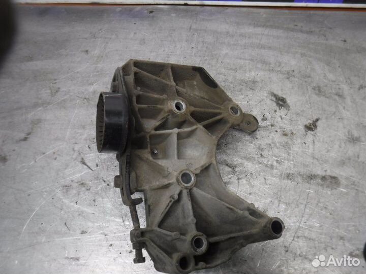 Кронштейн генератора Renault Logan K7M 2006